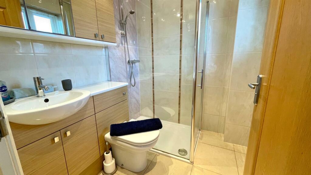 EN-SUITE FULLY FITTED