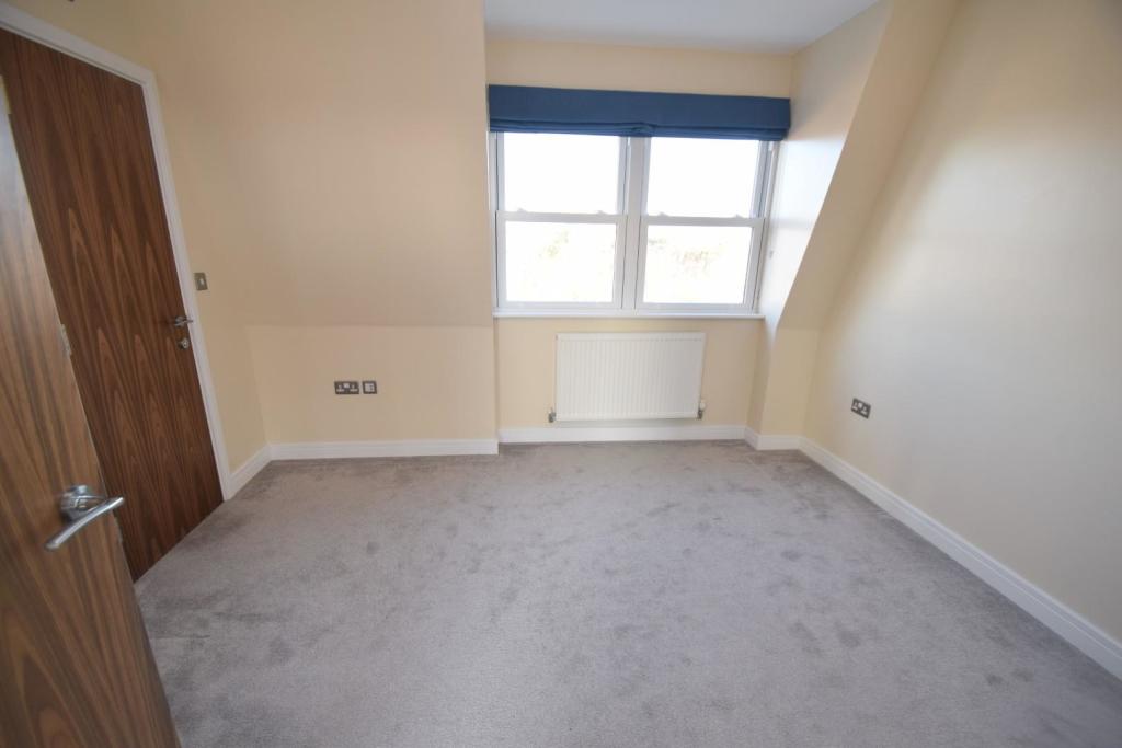 27 Esher House bed 2.JPG