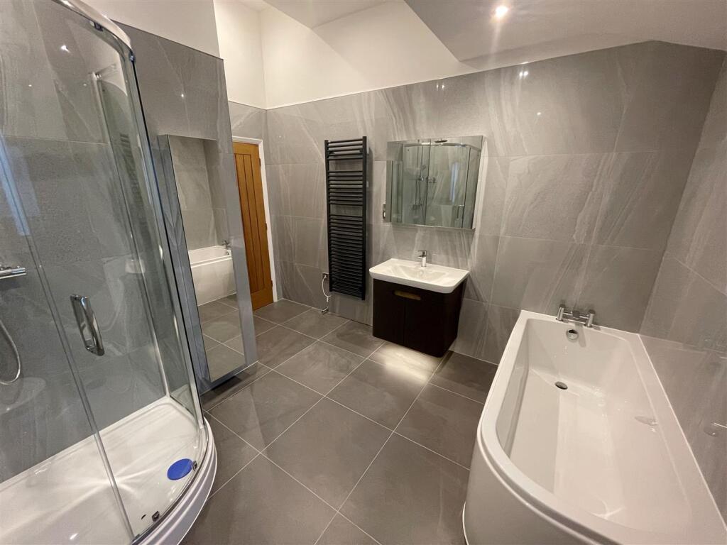 Main Bathroom.JPG