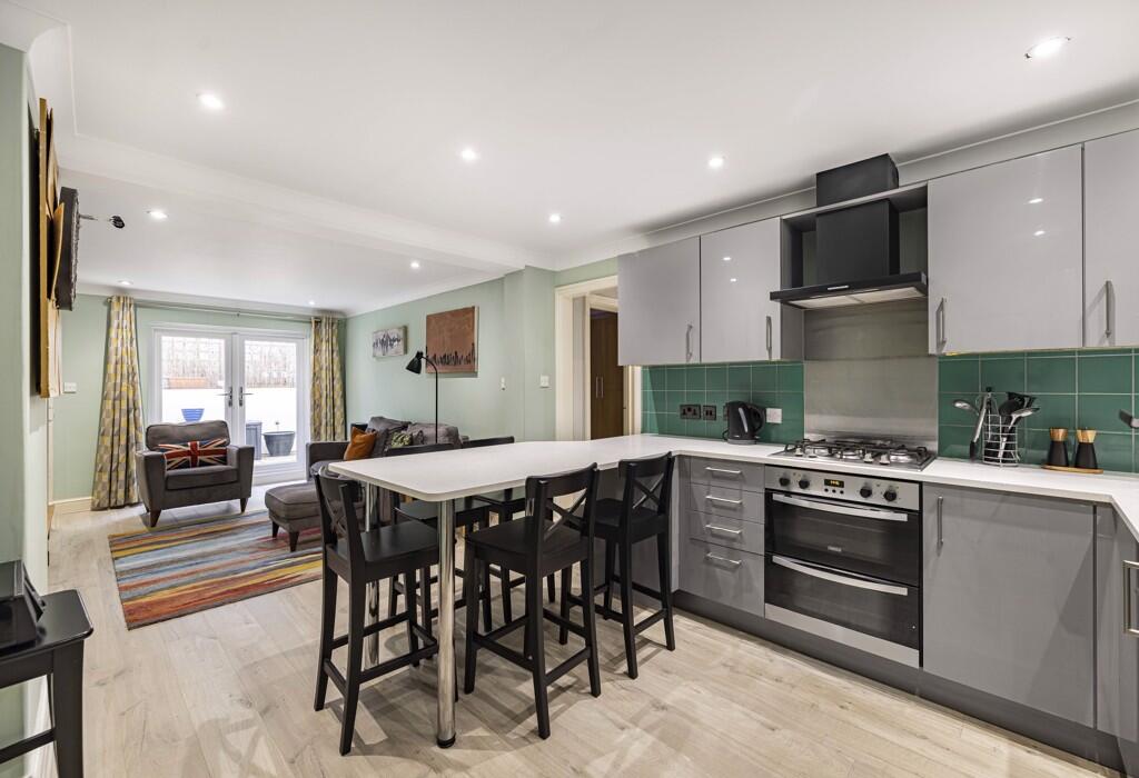 Open Plan Living - Breakfast Bar Dining