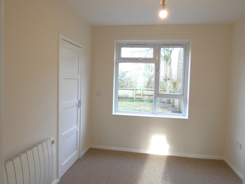 Pic 5 Dining Room (2).JPG