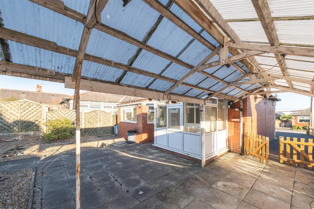 18 - 4 South Lane Gardens HX5 0HS.jpg