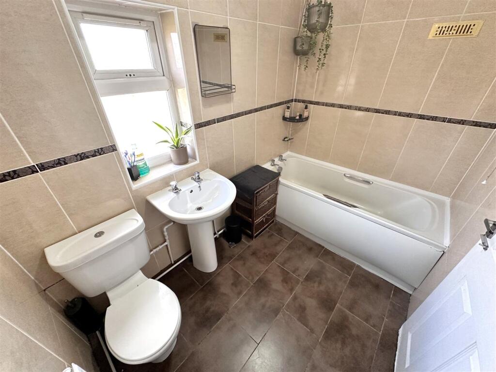 Family Bathroom 547