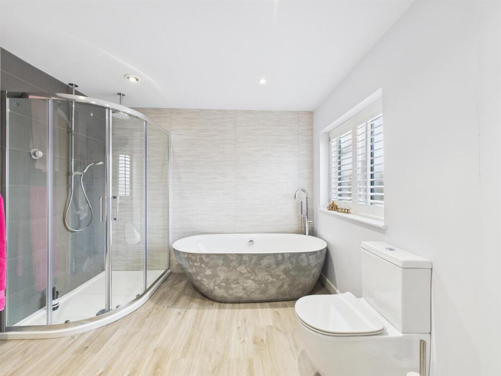 Large Well-Appointed Bathroom