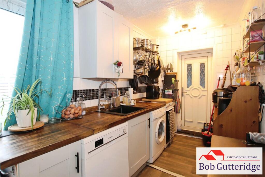 OPEN PLAN KITCHEN / LIVING SPACE