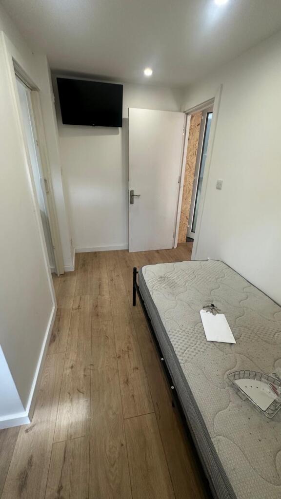 A neat and well-maintained single bedroom featu...