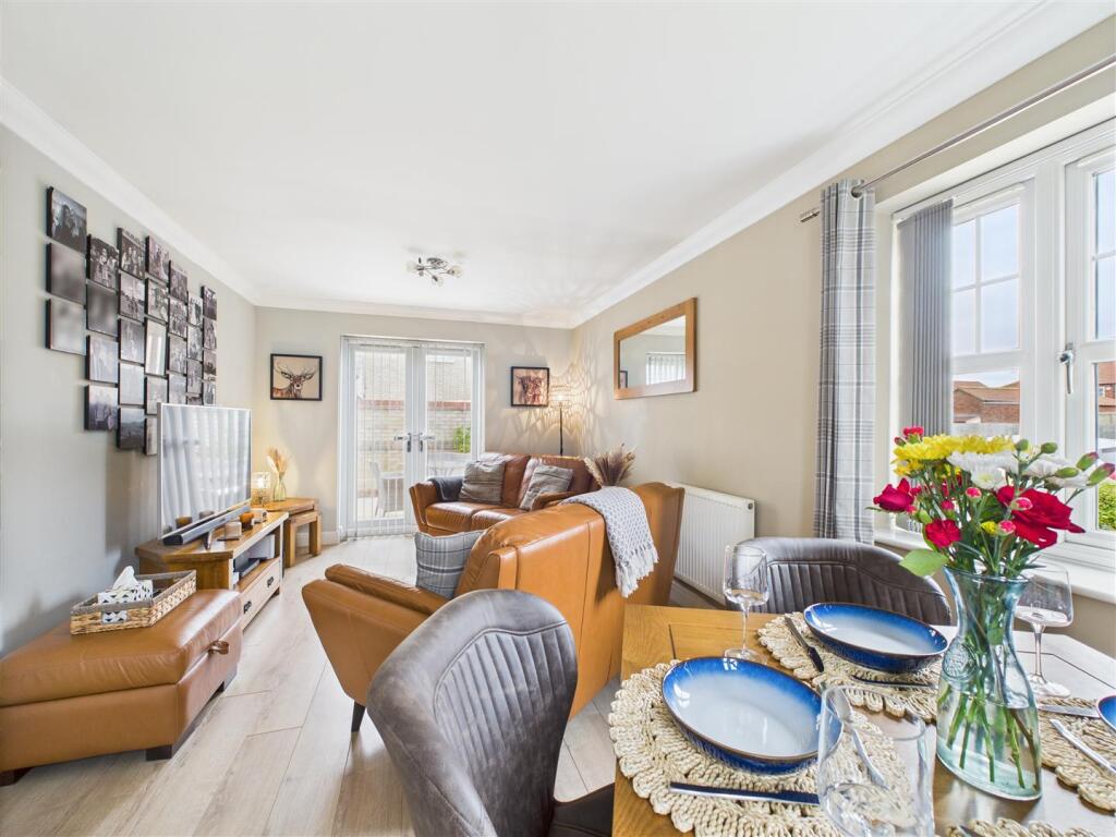 LOUNGE WITH DINING AREA