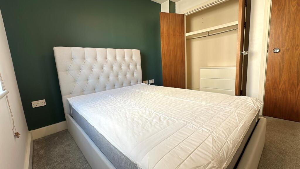 Bed 2.jpg