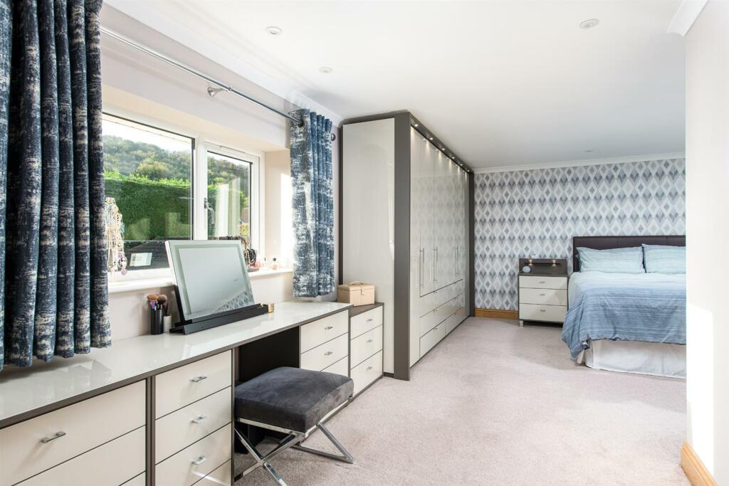 Bedroom1_3.jpg