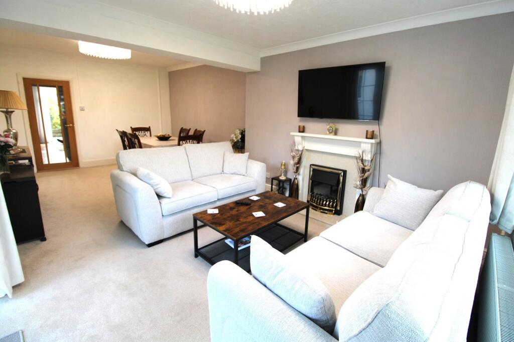 Open Plan Lounge/Dining Area