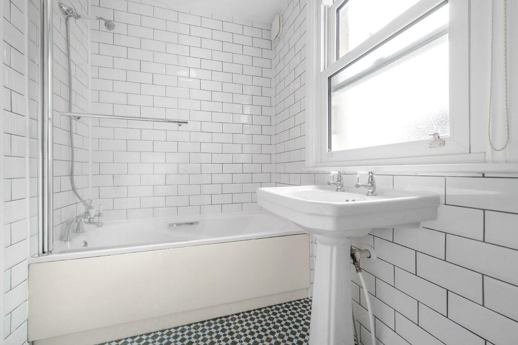 Bathroom (2).jpg