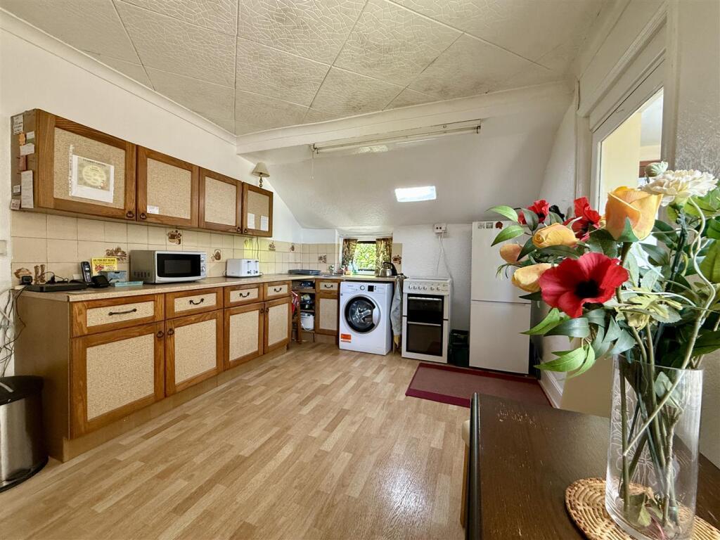Kitchen/Dining Room: