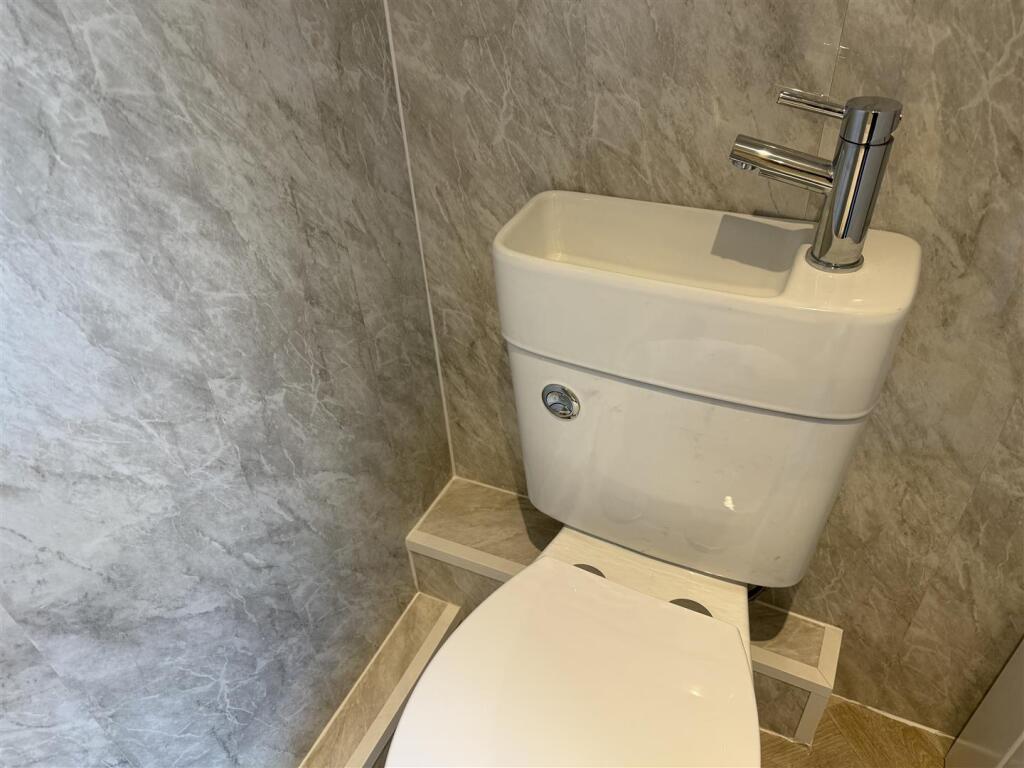 EN-SUITE SHOWER ROOM