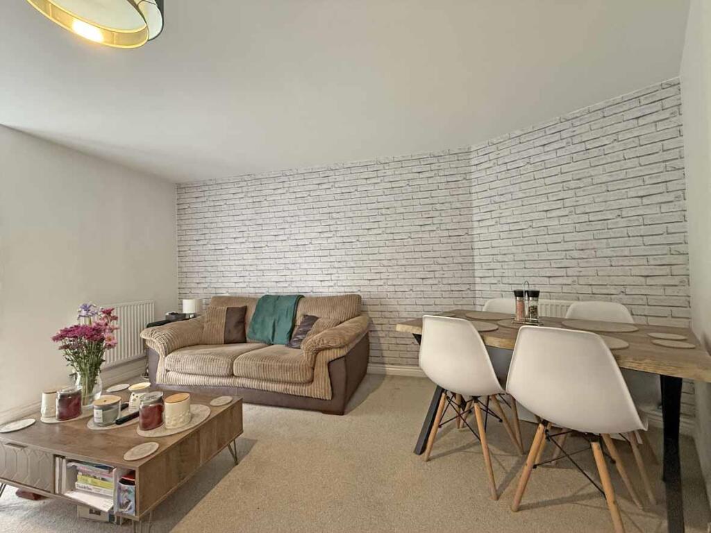 Samuel Bassett Avenue 6 - Living Room 4.jpg