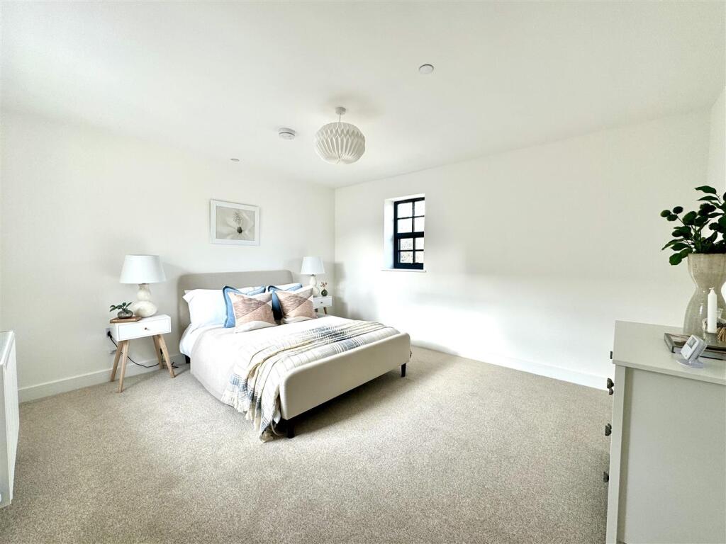 BEDROOM 2