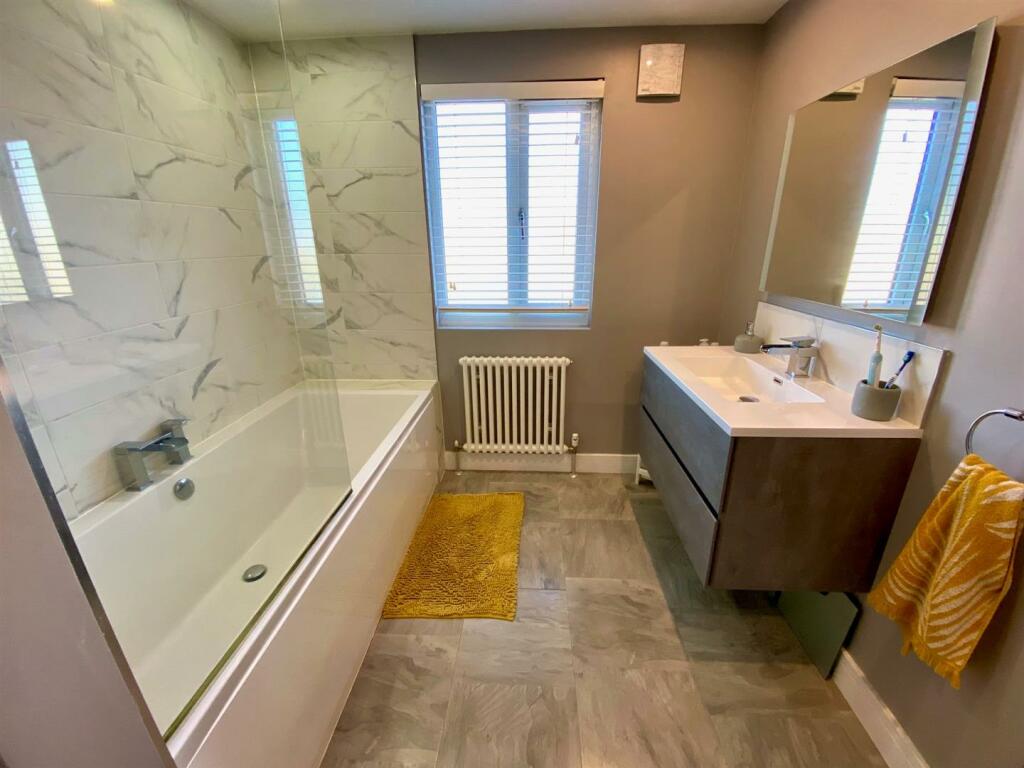 manor park 44 bathroom.jpg