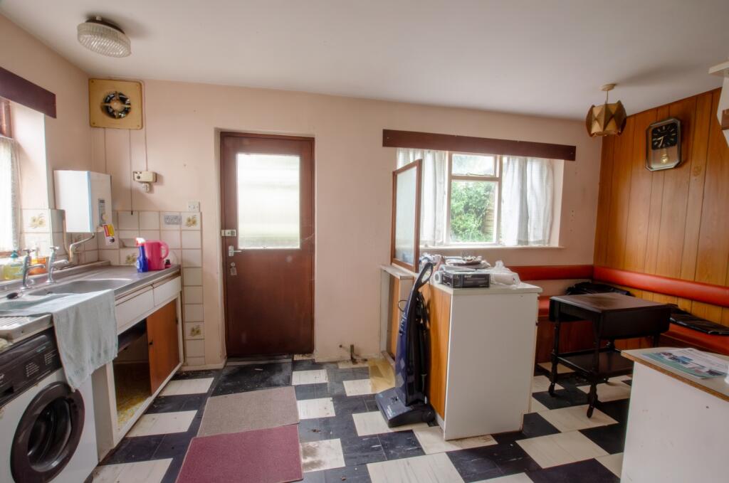 69 Queens Crescent - TPS Bodmin 01208 74182-7