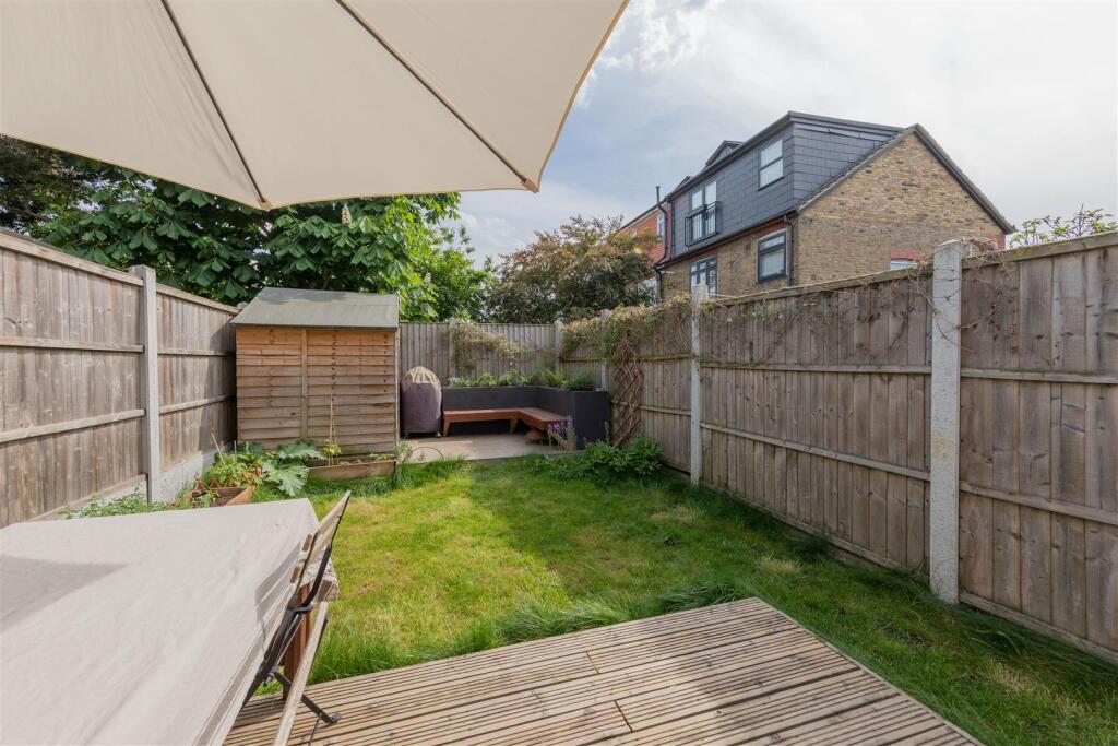 Farmilo Road, E17