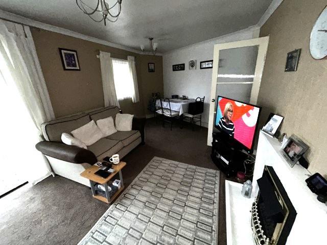 Lounge (Small).JPG