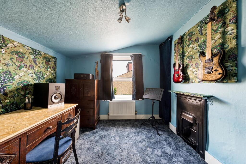 The Crescent, E17
