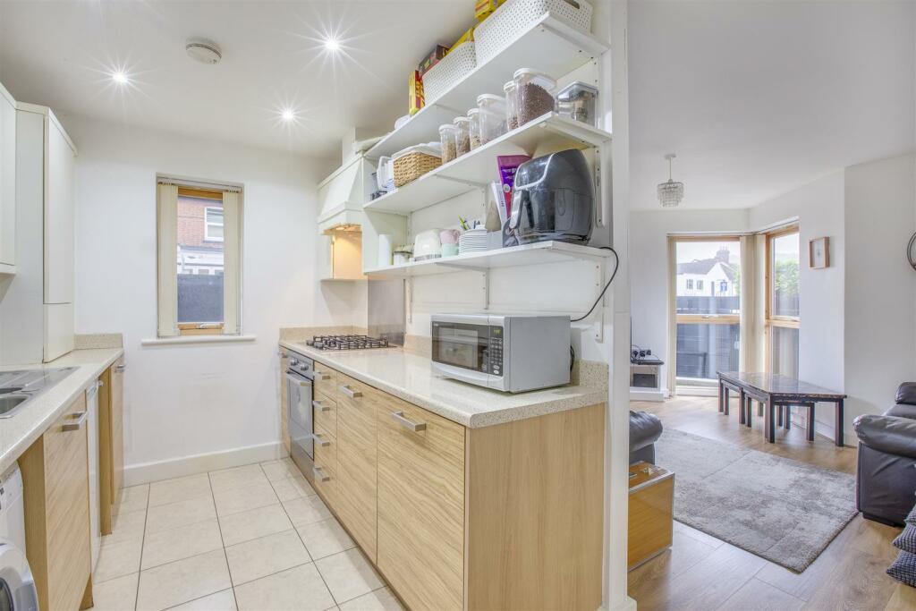 10 Lindsay Court, Lindsay Avenue, HP12 3GF-7.jpg