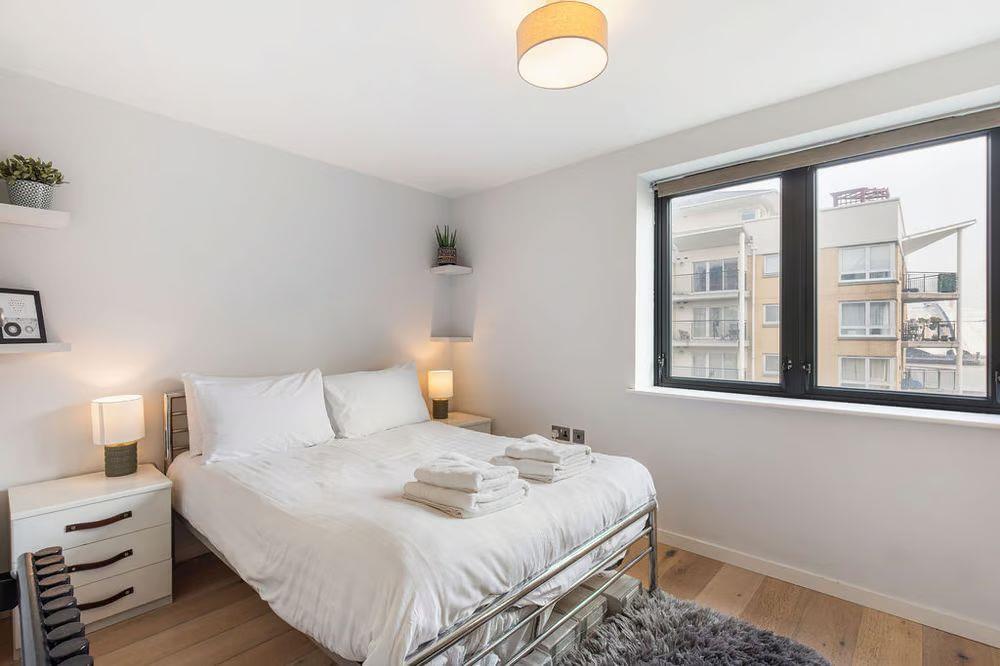 Second spacious at Newport Avenue - For Sale - E14