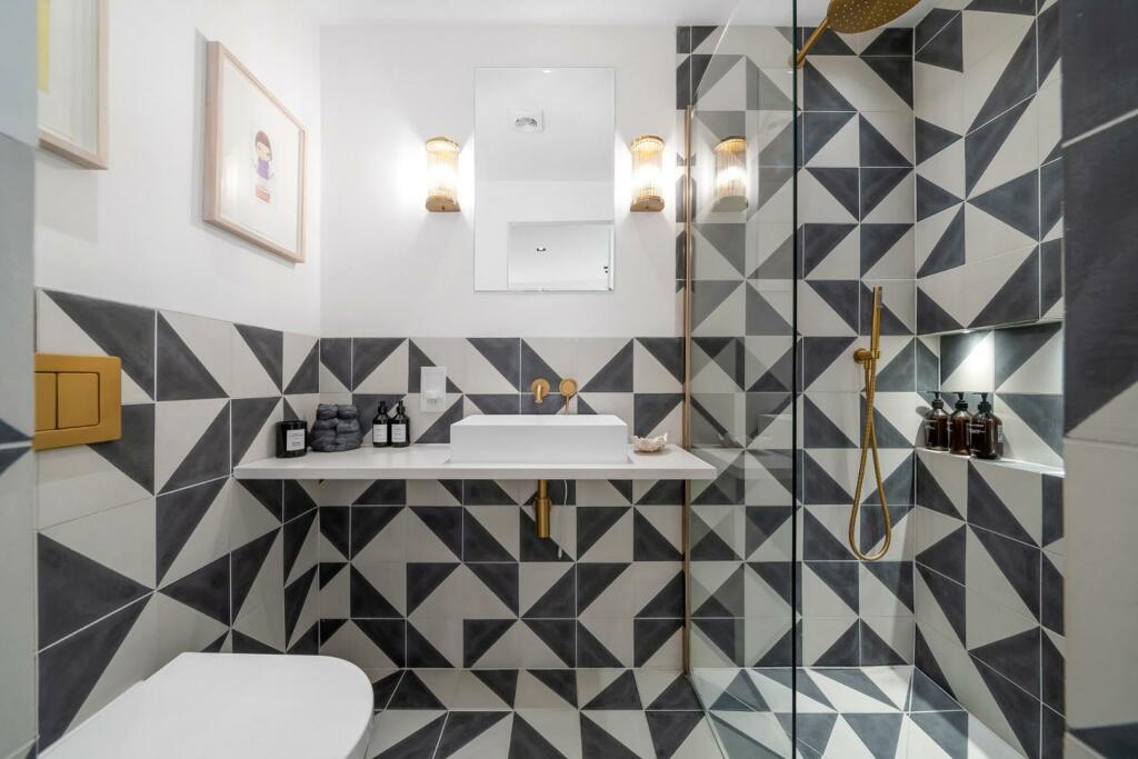 Bedroom 2 Ensuite.jpg