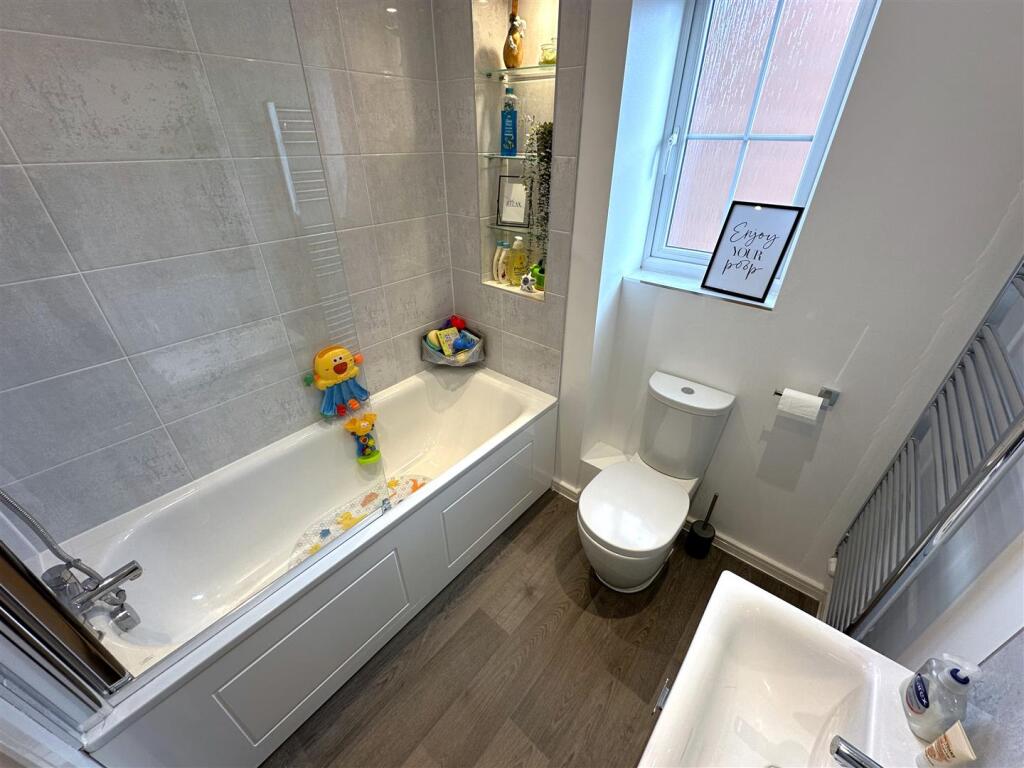 Lavish Family Bathroom 831