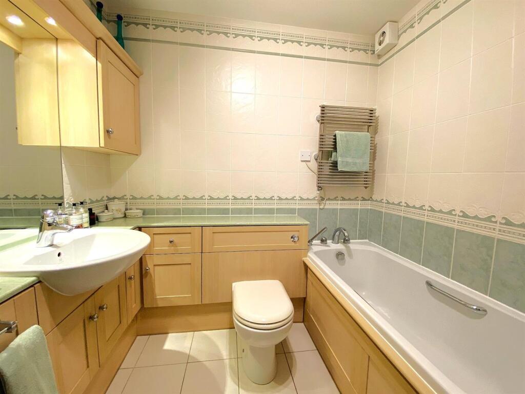 19 Grenada - Bathroom.jpg
