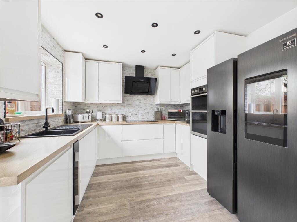 CAM03729G0-PR0048-STILL010