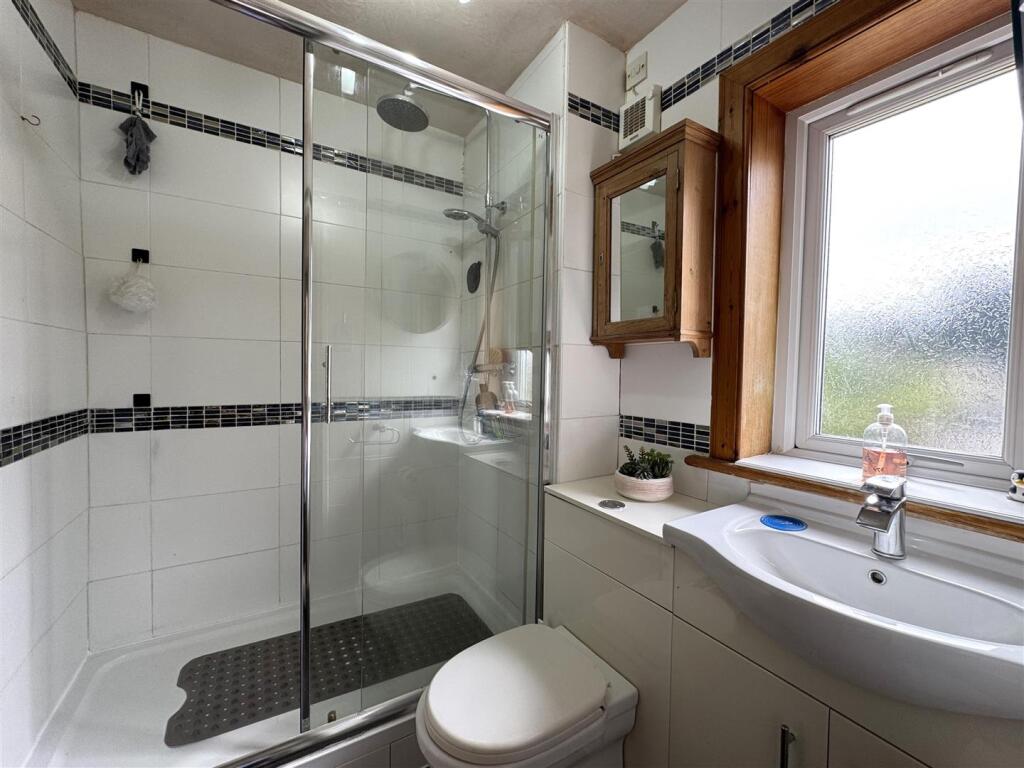 SHOWER ROOM.JPG