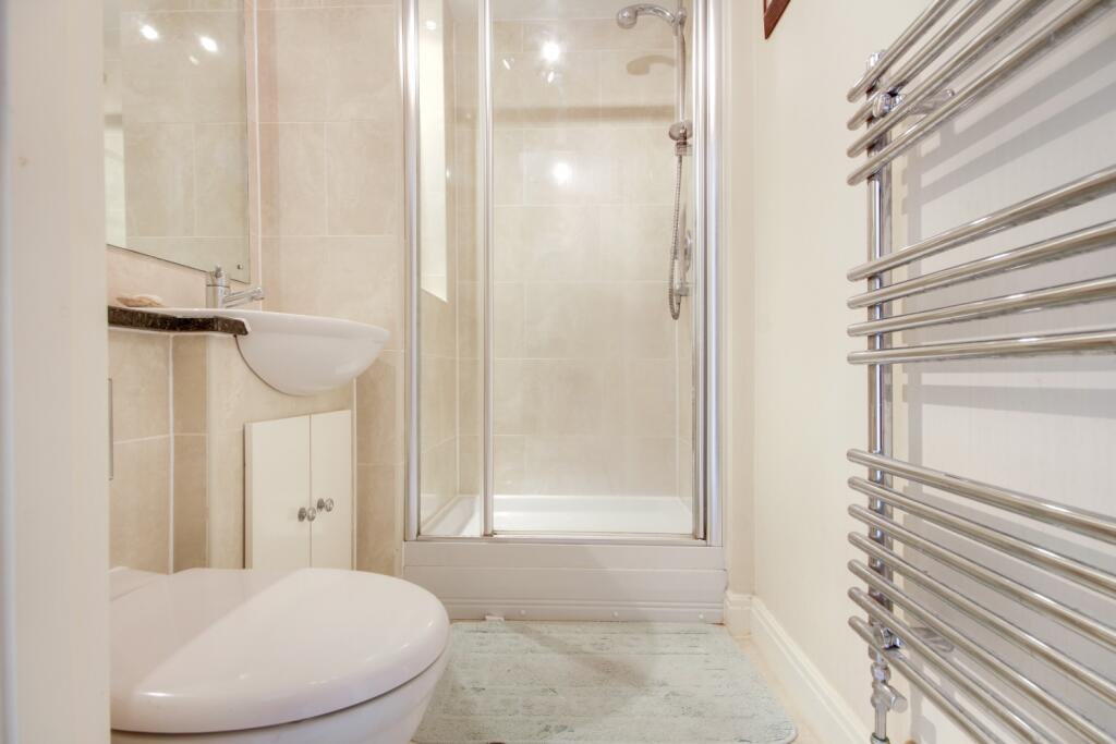 Ensuite to bedroom 1 