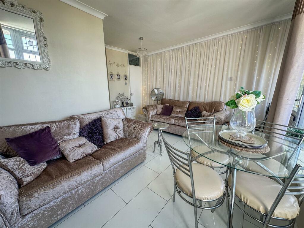 ALTERNATE VIEW OF LOUNGE/DINER