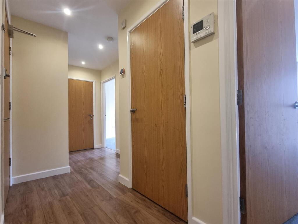 ENTRANCE HALLWAY.jpg