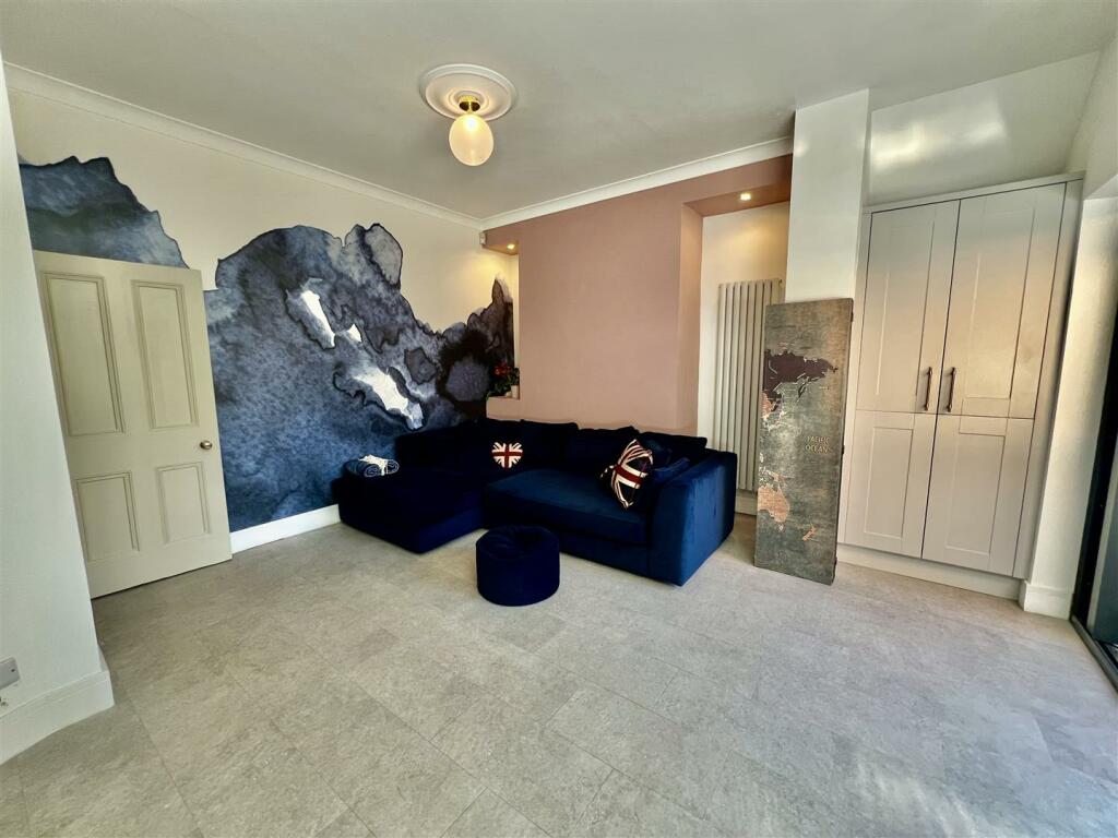 KITCHEN/BREAKFAST/SEATING AREA