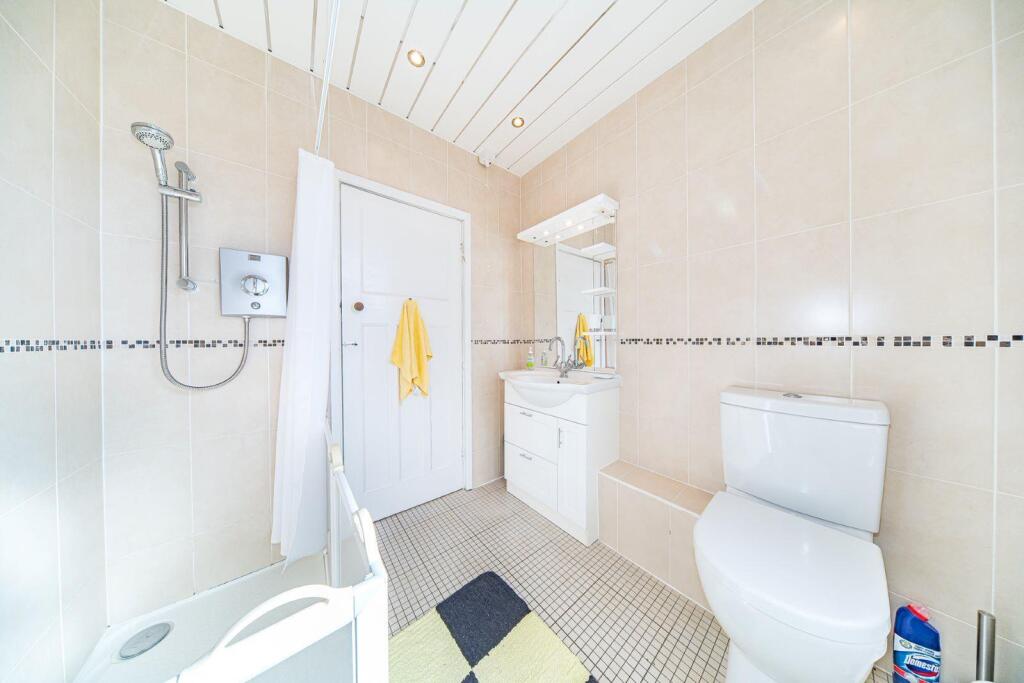 16 Old Lane shower room.jpg