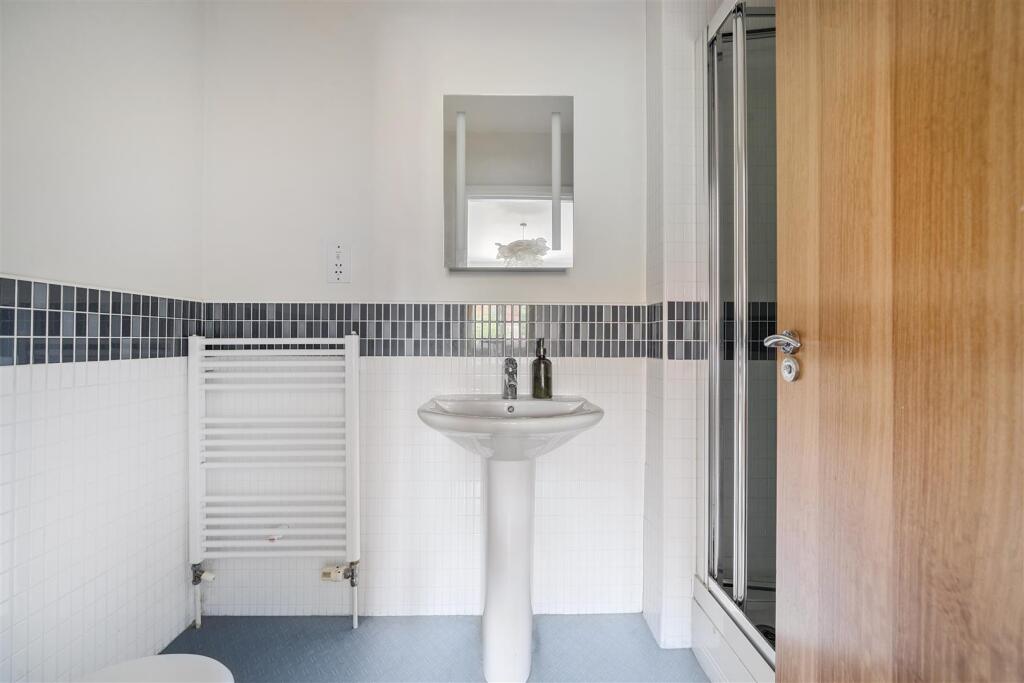 Bedroom 1 En-Suite.jpg