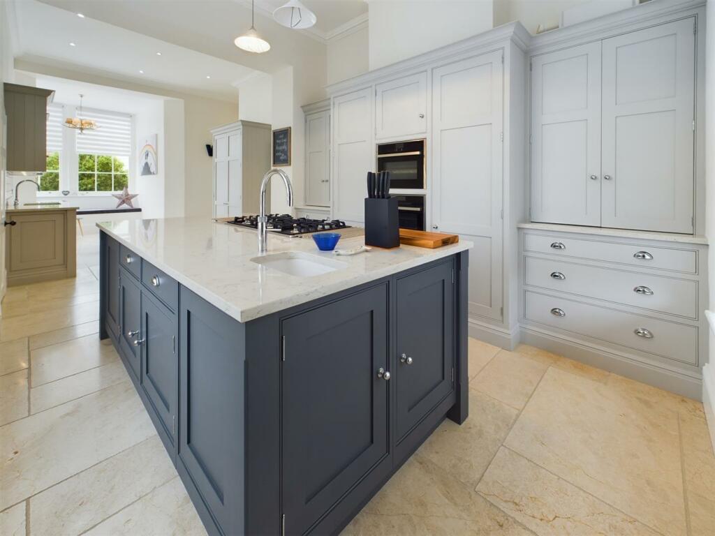 Kitchen Island (2).jpg