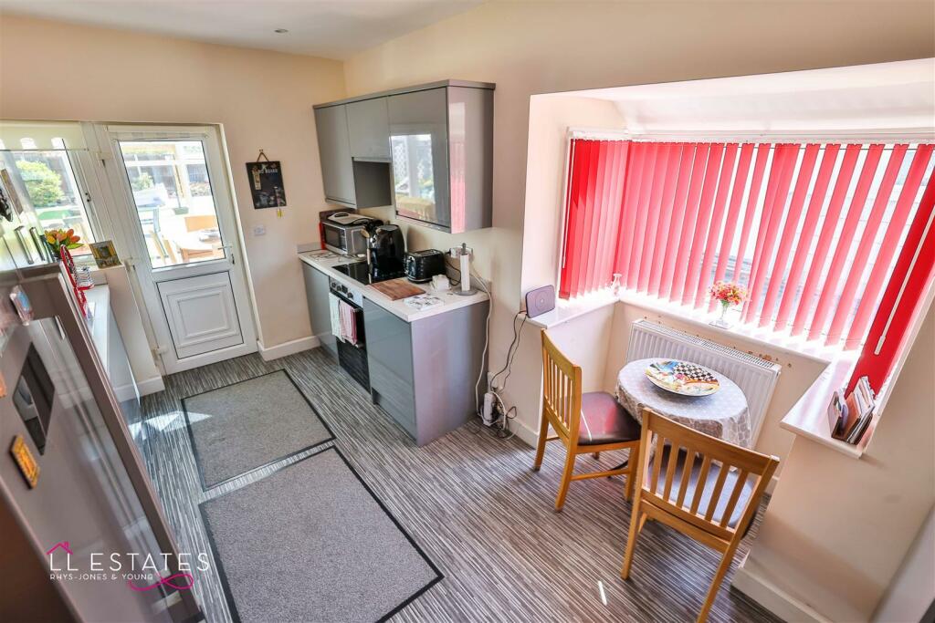 1 Roseview Crescent-10.jpg
