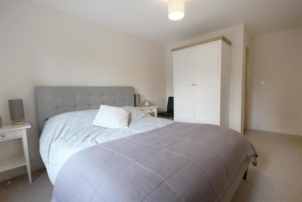 Principal Bedroom with En-Suite Shower Room
