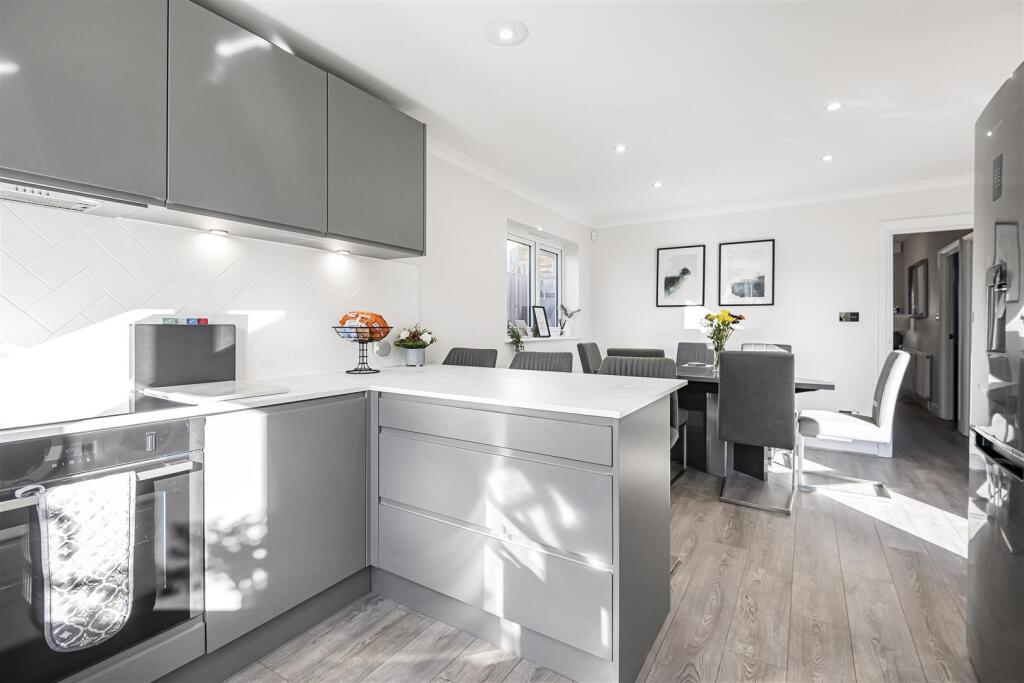 KITCHEN/DINER (pic 2)