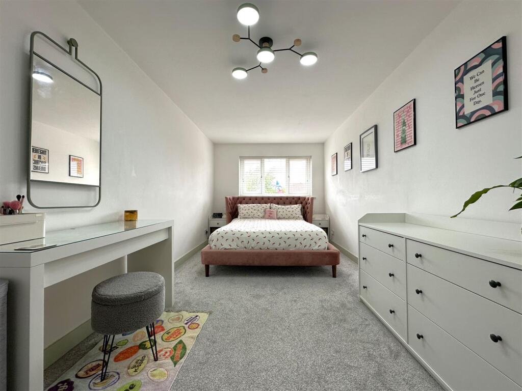 Master Bedroom 952