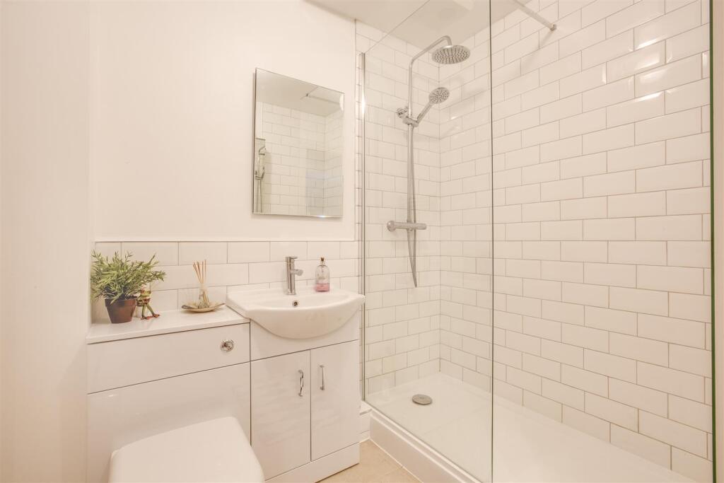 17 Wye Gardens, Fryers Lane, HP12 3DU-6.jpg