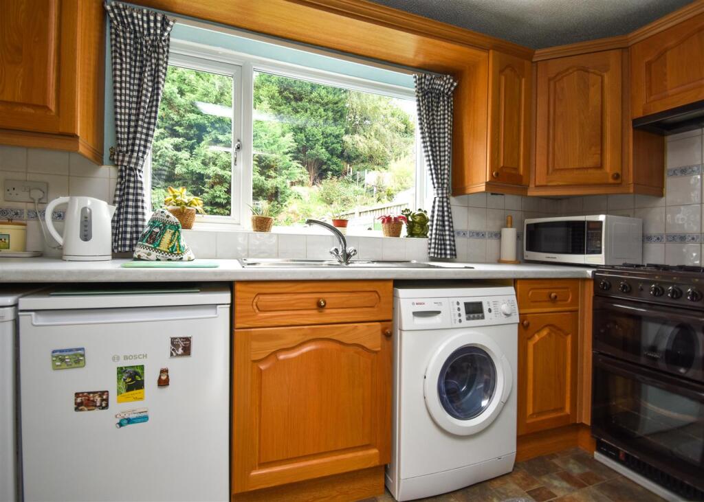 11 Quendale - Kitchen (2).jpg