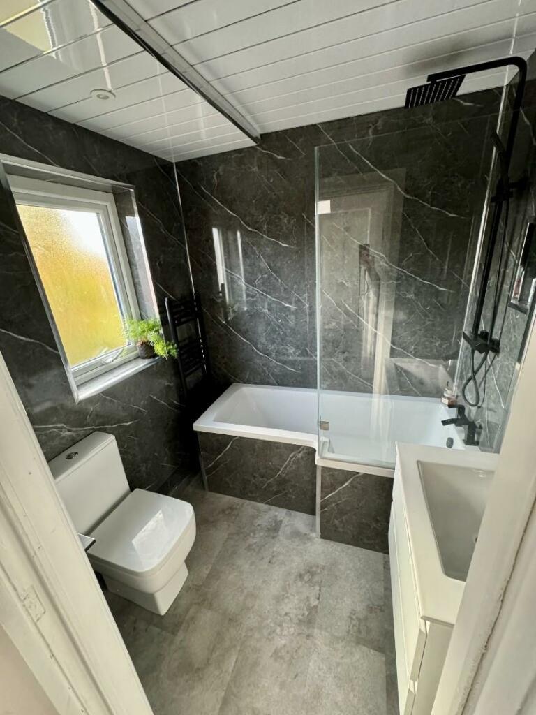 LaycockGv7bath2.jpeg