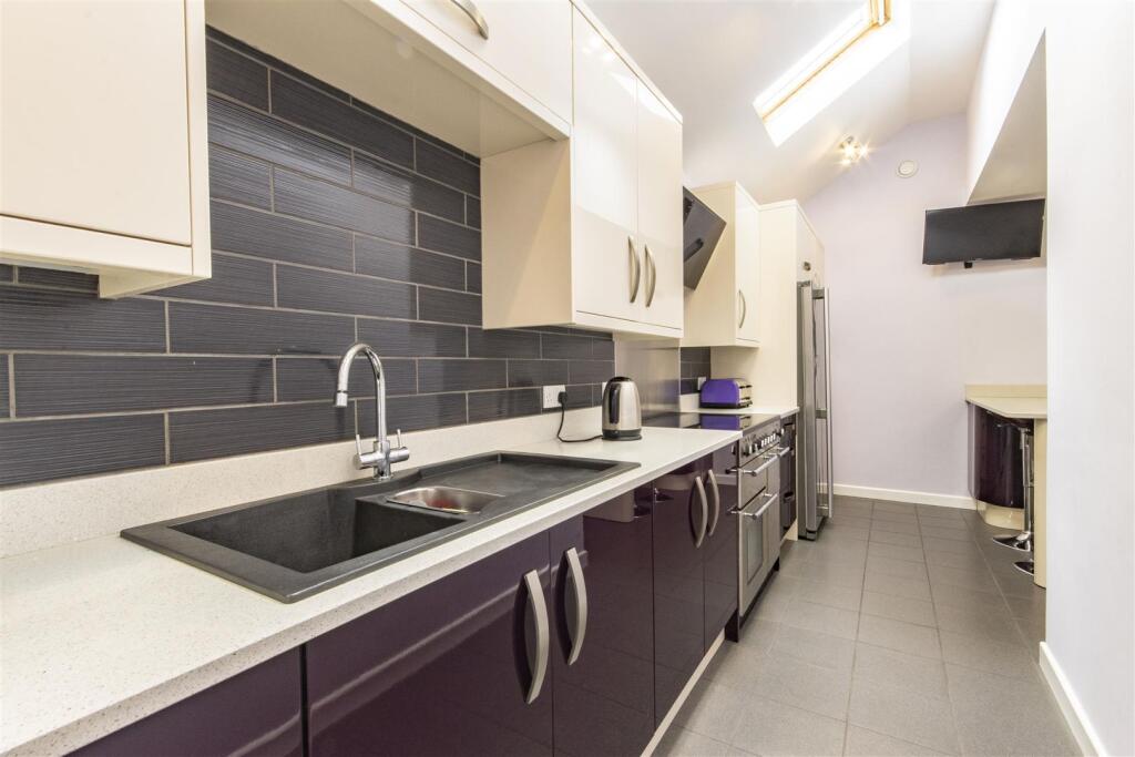 'L' Shaped Breakfast Kitchen