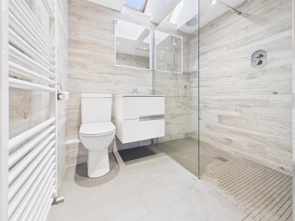 EN-SUITE SHOWER ROOM