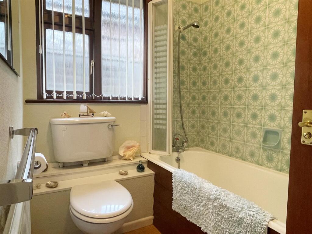 Bathroom 1.JPG