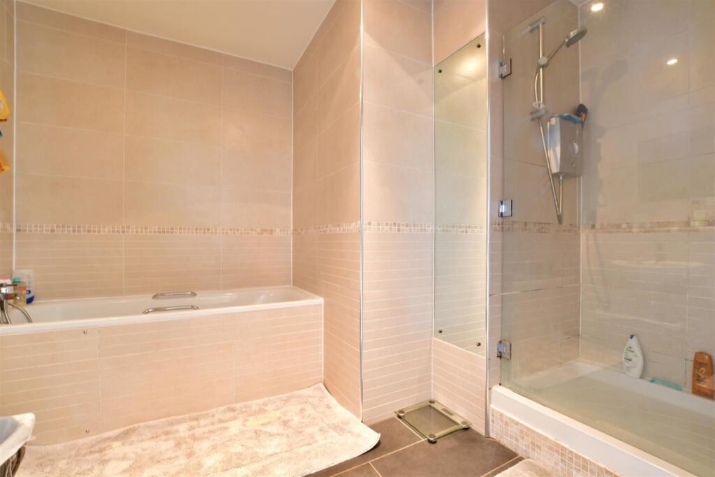 901g1lap - bathro...