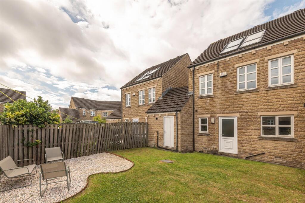 27 - 18 Long Hill Road HD2 1PJ.jpg